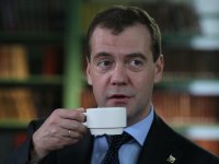 Медведев пьет кофе