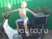 Создать мем Пацан на мопеде