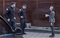 Создать мем Мужик впихивает наркоту мусорам