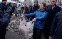 Создать мем Нуланд раздает печеньки