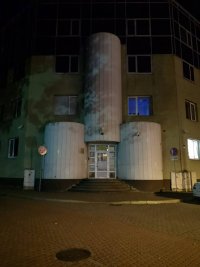 Создать мем Хуевое здание