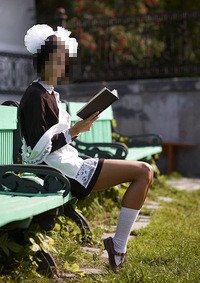 Создать мем А тем временем в кустах