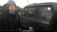 Создать мем Денчик открывает багажник