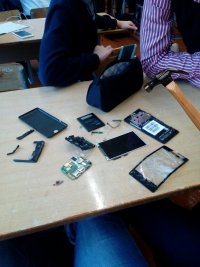 Создать мем Раздолбанный телефон