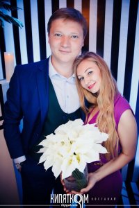 Создать мем Он большой она маленькая