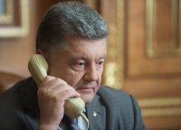 Создать мем Порошенко телефон