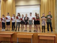 Создать мем Занавес перед экраном в школе