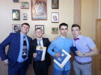 Создать мем Толстый слева и какой-то полупокер справа