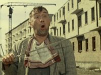 Создать мем КТО НЕ РАБОТАЕТ ТОТ НА МАЙДАНЕ