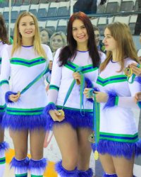 Создать мем Болельщицы