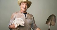 Создать мем Шварцнегер с лопатой