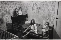 Создать мем Нищенские семьи