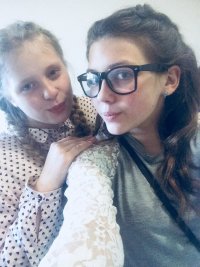 Создать мем Ксюша Стасенюк и Полина Ветлугаева