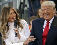 Создать мем Трамп смеется