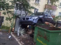 Создать мем БМВ на помойке