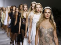 Создать мем London Fashion Week 2016 - курятник в раздевалке