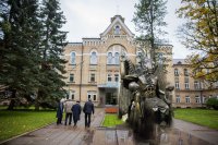 Создать мем Памятник сатане
