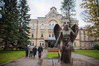 Создать мем Памятник шайтану