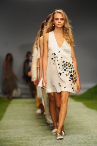 Создать мем Cara Delevingne - Runway