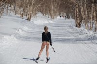 Создать мем Лыжница со спины