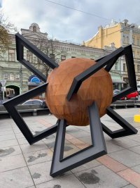 Создать мем Скульптуру Противостояние