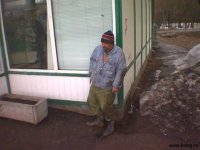 Создать мем У магазина