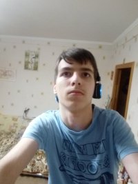 Создать мем Высокий человек недалеко от дверей Март 2020