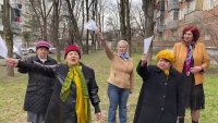 Создать мем Бабки окуривают Короновирус