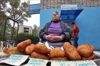 Создать мем Продают пирожки