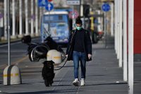 Создать мем Собака человек