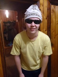 Создать мем Валерий Славнокапустный пьёт сок август 2011