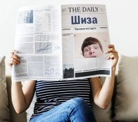 Создать мем Высокий человек на заголовках газетки 2020 май