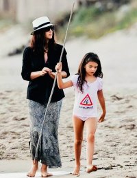Создать мем Monica and daughter