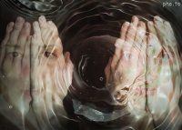 Создать мем Добрые глаза отражаются в воде