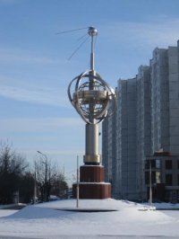 Создать мем Памятник теле спутнику