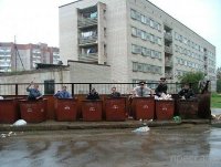 Создать мем У мусора есть дом