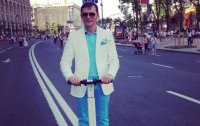 Создать мем Ляшко по майдану на самокате