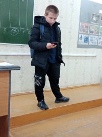 Создать мем Батон с айфоном возле доски