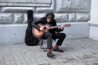 Создать мем Бродячий музыкант