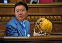 Создать мем Елбегдорж в верховній раді з гарбузом