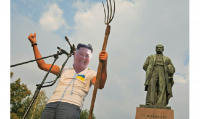 Создать мем Кім Чен Ин з вилами
