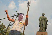 Создать мем Кім Чен Ин з вилами
