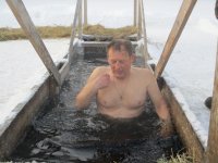 Создать мем Мужик купается в ледяной купели