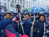 Создать мем Три Цахиагийна Элбэгдоржа на майдане с вилой