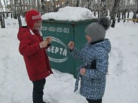 Создать мем У мусорного бака