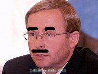 Создать мем Виктор Шеймвн с черными усами и бровьями