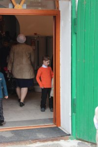 Создать мем Заходя в храм