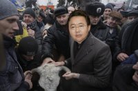 Создать мем Цахиа Элбэгдорж и люди с коровой