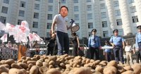Создать мем Цахиа Элбэгдорж с мегафоном и картошка на земле