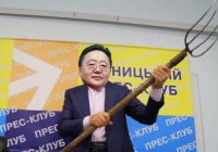 Создать мем Цахиагийн Элбэгдорж в прес клубе с вилой